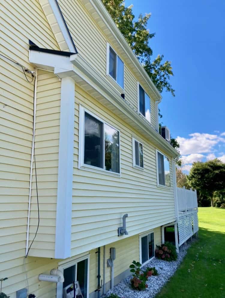 Sot Wash House Washing Service in St. Thomas removing algae and dirt from vinyl siding